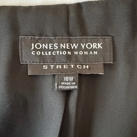 Jones New York Black Blazer with White Lapel
Petite size 18W. - Picture 3 of 4